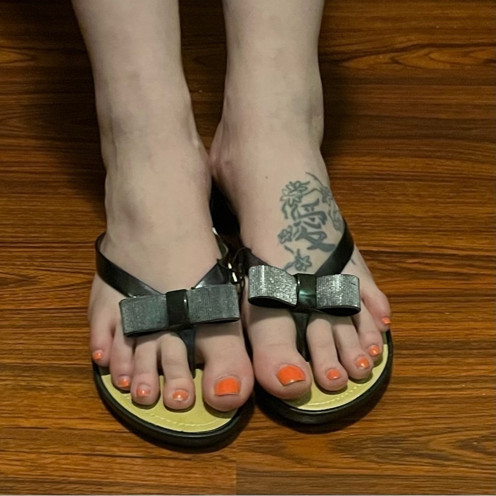 Gold Toe Bow Flip Flops Size 9/10
